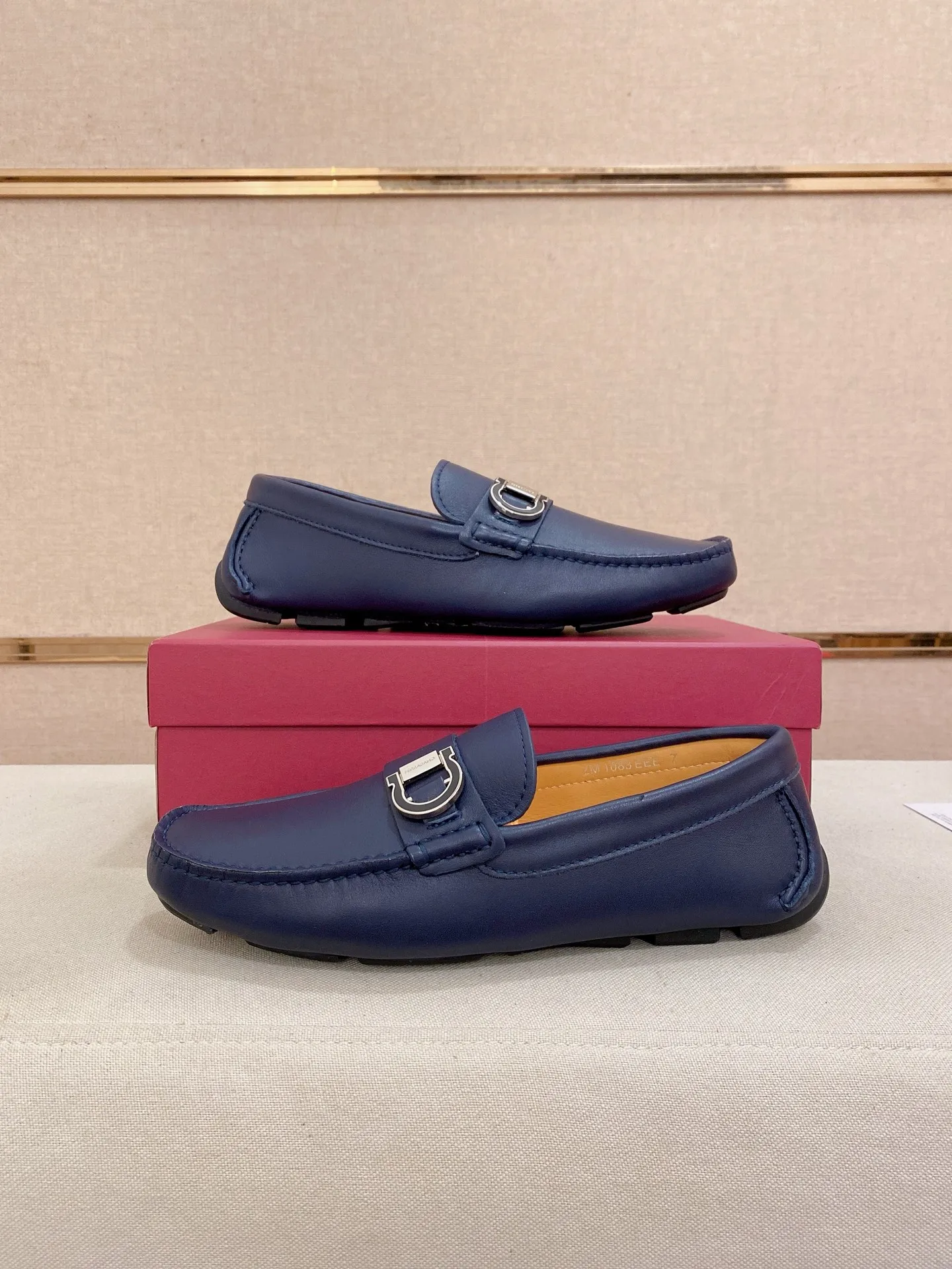 Men's shoes💰: 540💰High-end quality! Ferragamo🆕🆕Exclusive hot-selling products in stock🔥🔥New products on the shelves, high-quality Ferragamo men's pea shoes, high-end casual driving shoes, with complete packaging! 💪 💪 Material: imported first-layer pebbled cowhide 🐂 + imported high-quality water-dyed cowhide lining + wear-resistant outsole 👍🏻👍🏻 Features: high-end and comfortable, purely handmade 🚀 🚀 Create the perfect shoe that suits you best 🔥 🔥 Size: (38-44) 45 standard size can be customized!